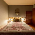 Golden Waves Surf And Yoga Furadouro אכסניה אובאר