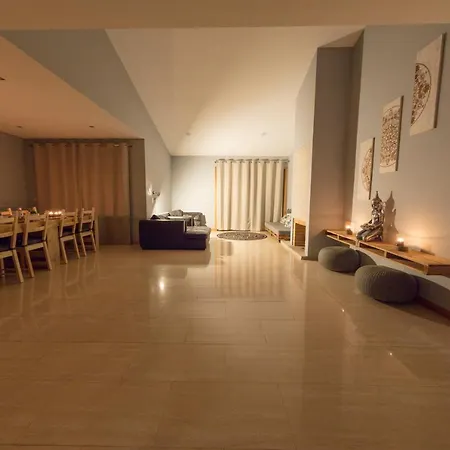 Golden Waves Surf And Yoga Lodge Couette-café *